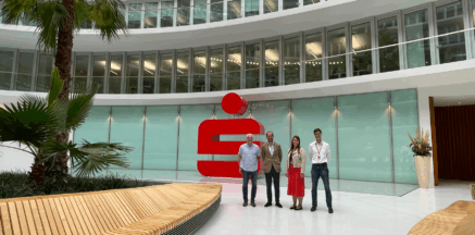 CEO von docu tools, Projektleiter und Team der Hamburger Sparkasse vor dem Sparkassen-Logo im Atrium des Deutschlandhauses