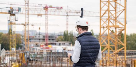 360°-Baustellendokumentation mit Helm-Kamera: Bauleiter erfasst Baufortschritt digital auf der Baustelle.
