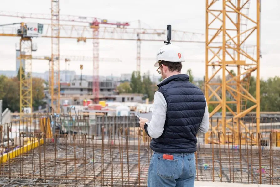 360°-Baustellendokumentation mit Helm-Kamera: Bauleiter erfasst Baufortschritt digital auf der Baustelle.
