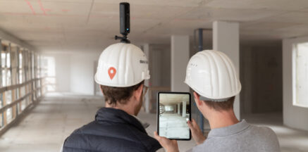 Digitales Mängelmanagement auf der Baustelle: Bauleiter dokumentieren Mängel mit Tablet und 360°-Kamera direkt im Gebäude.