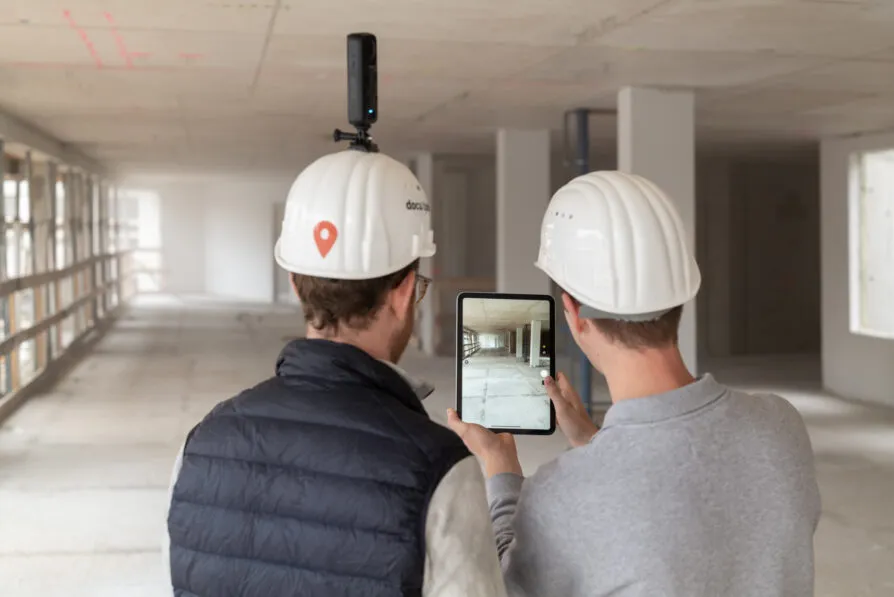 Digitales Mängelmanagement auf der Baustelle: Bauleiter dokumentieren Mängel mit Tablet und 360°-Kamera direkt im Gebäude.