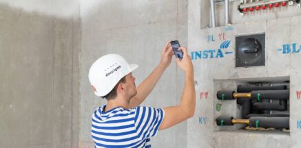 Digitale Brandschutzdokumentation auf der Baustelle: Prüfer dokumentiert Brandschutzmaßnahmen per Smartphone direkt vor Ort.