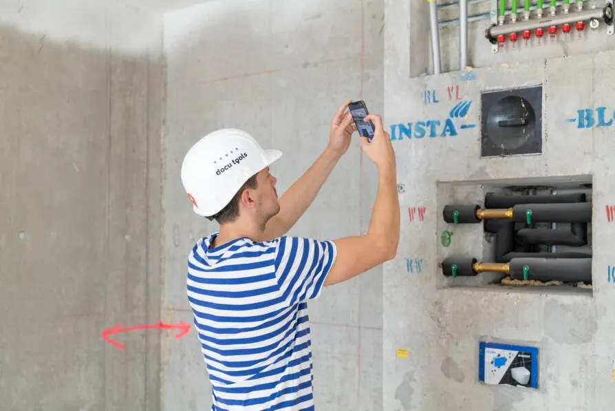 Digitale Brandschutzdokumentation auf der Baustelle: Prüfer dokumentiert Brandschutzmaßnahmen per Smartphone direkt vor Ort.