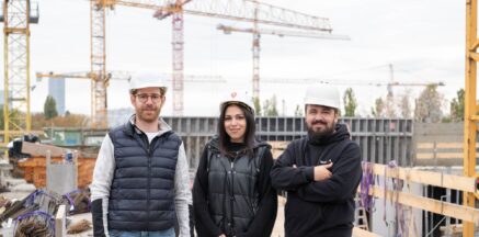 Team von docu tools auf einer Baustelle – Fokus auf Customer Experience und digitale Prozesse im Bauwesen.