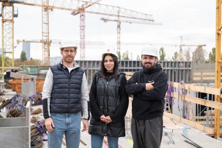 Team von docu tools auf einer Baustelle – Fokus auf Customer Experience und digitale Prozesse im Bauwesen.